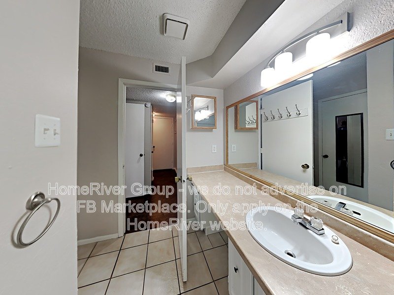 Move-In Ready 3-Bed Duplex | No Carpet | 2-Car Garage. property image