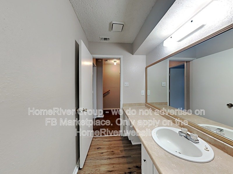 Move-In Ready 3-Bed Duplex | No Carpet | 2-Car Garage. property image