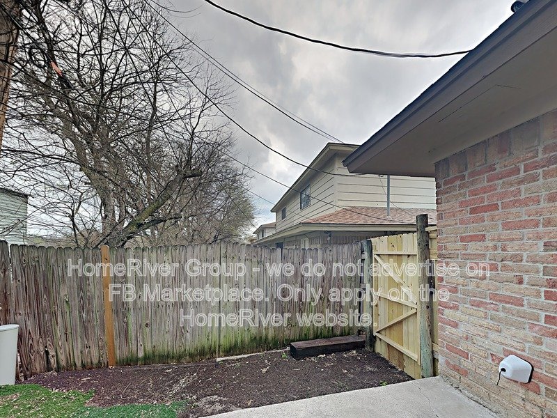 Move-In Ready 3-Bed Duplex | No Carpet | 2-Car Garage. property image