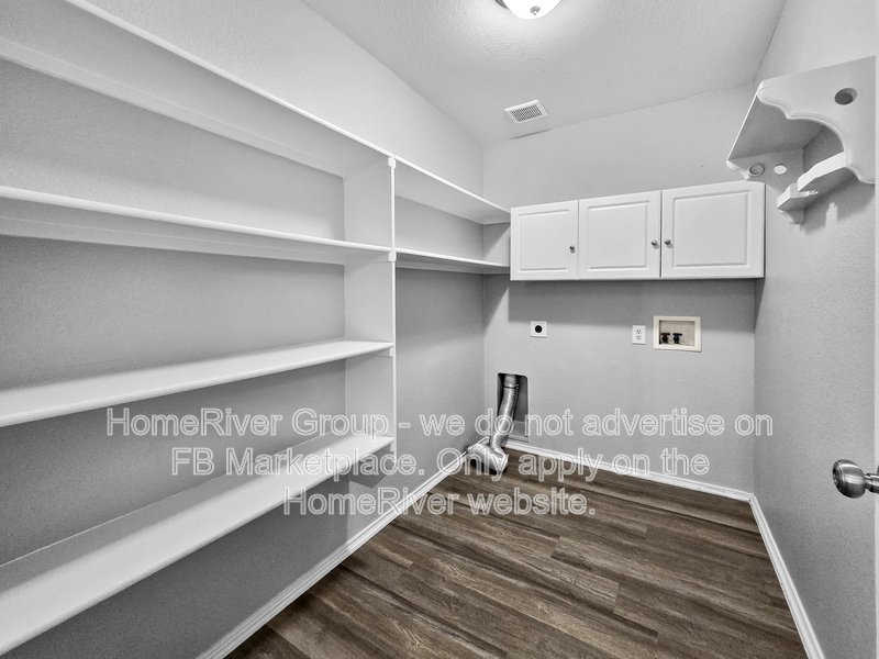 Available Now! Amazing 5 beds and 2.5 baths home! property image