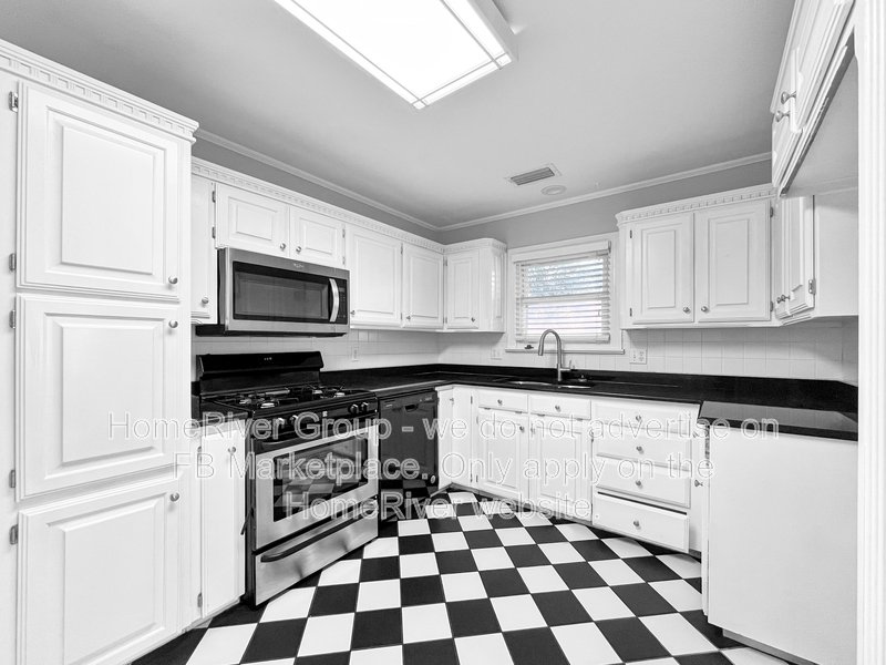 Amazing updated 3 bedroom near Lakewood. Move-in Ready! property image