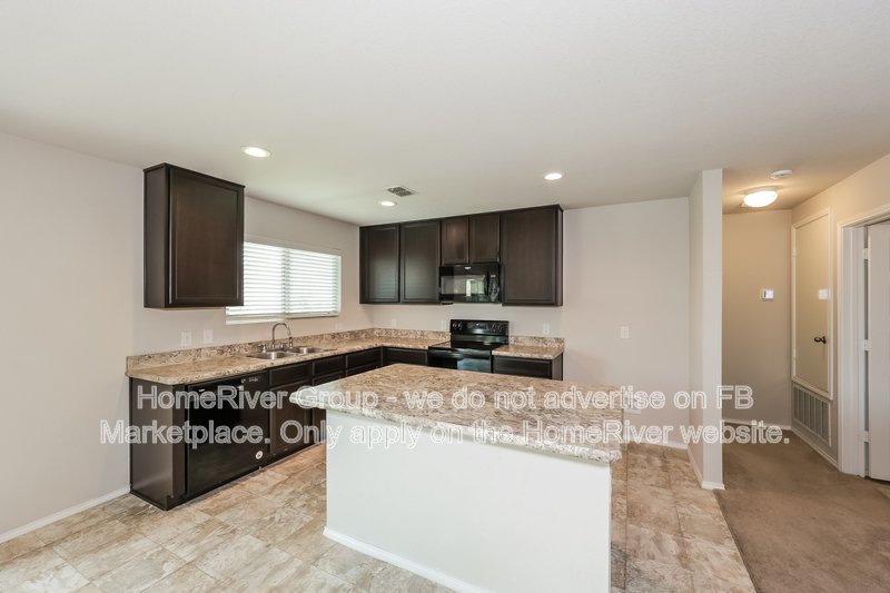 Charming 3/2 with Open Floor Plan | Huge Covered Patio | Pet Friendly property image