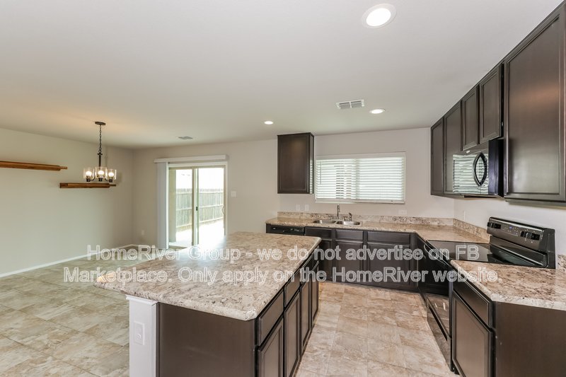 Charming 3/2 with Open Floor Plan | Huge Covered Patio | Pet Friendly property image