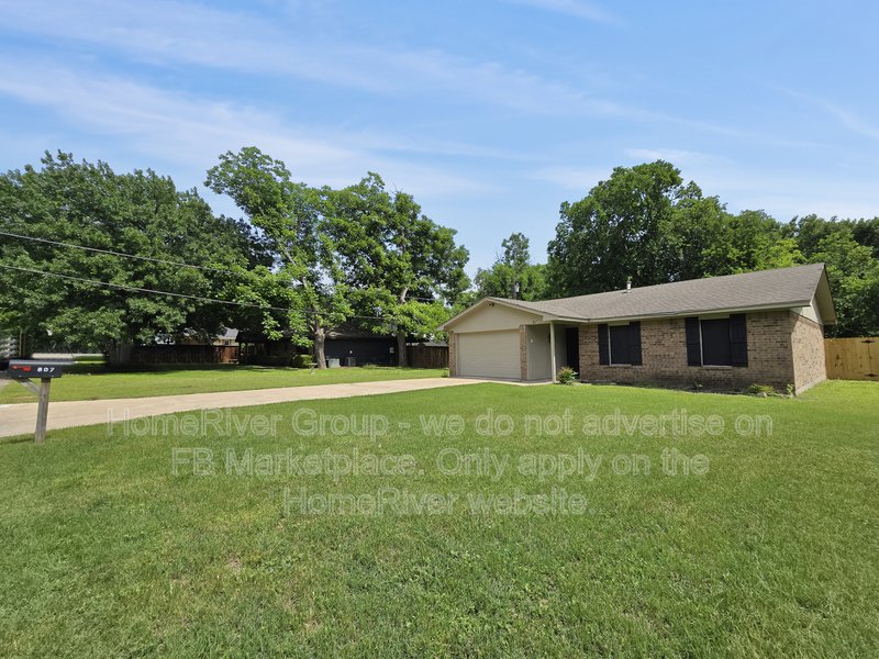 Pet Friendly!| Fenced Yard | Fridge Included property image