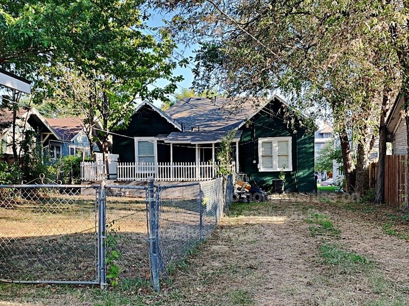 Deck | Pet-Friendly | Hardwood Floors. property image