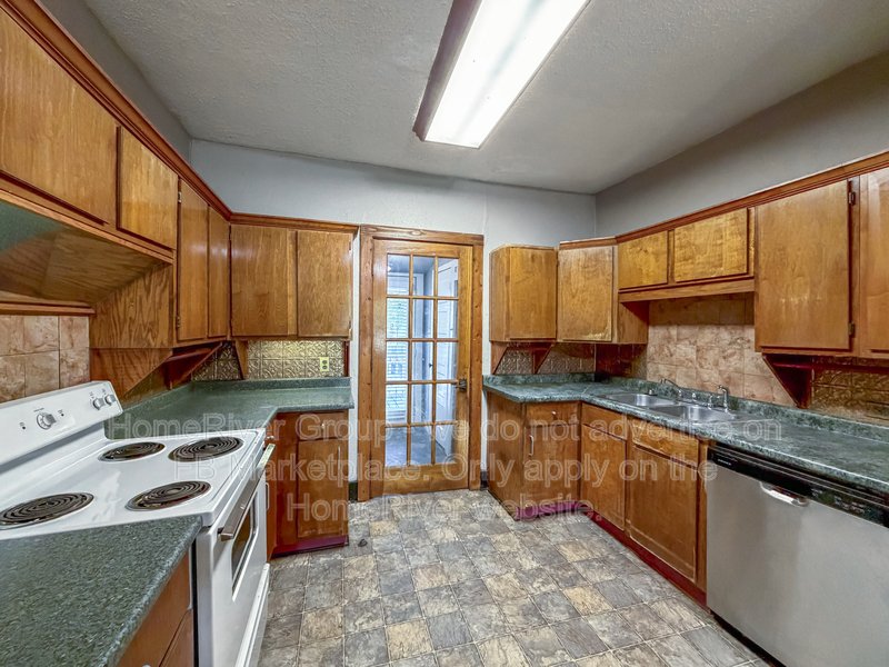 Deck | Pet-Friendly | Hardwood Floors. property image